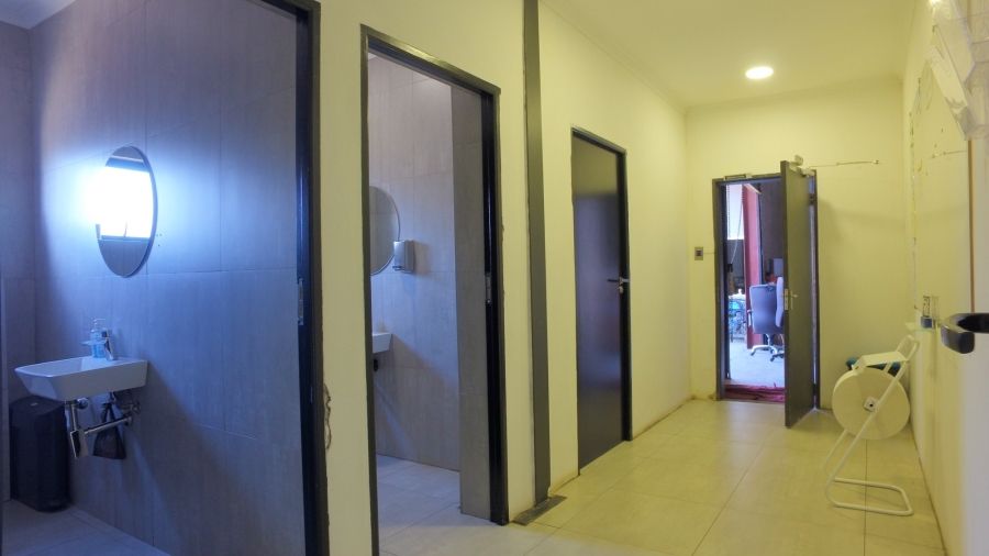 To Let commercial Property for Rent in Oos Einde North West